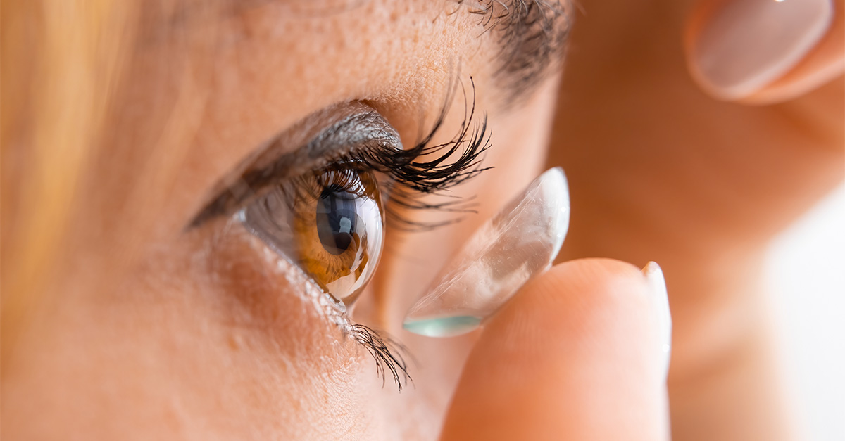 Inserting a contact lens into an eye